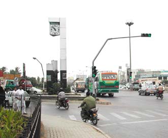 bank_alhabib_tower_clock_people_watch